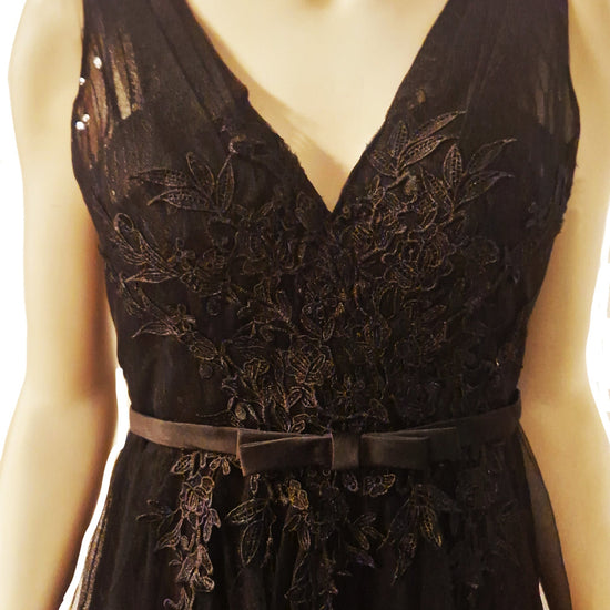 Abendkleid mit Spitzenbesatz und V-Ausschnitt, Größe L Moveworld