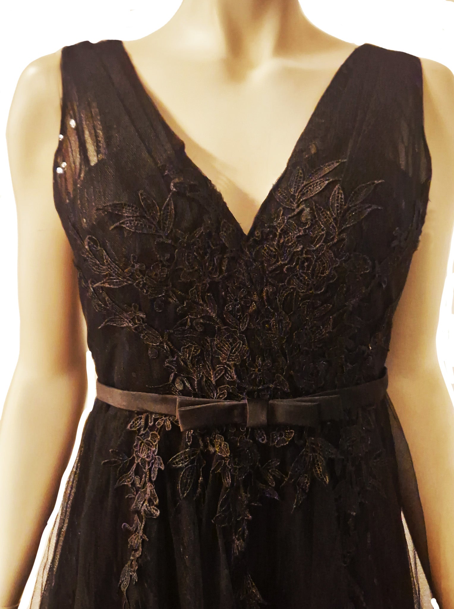 Abendkleid mit Spitzenbesatz und V-Ausschnitt, Größe L Moveworld