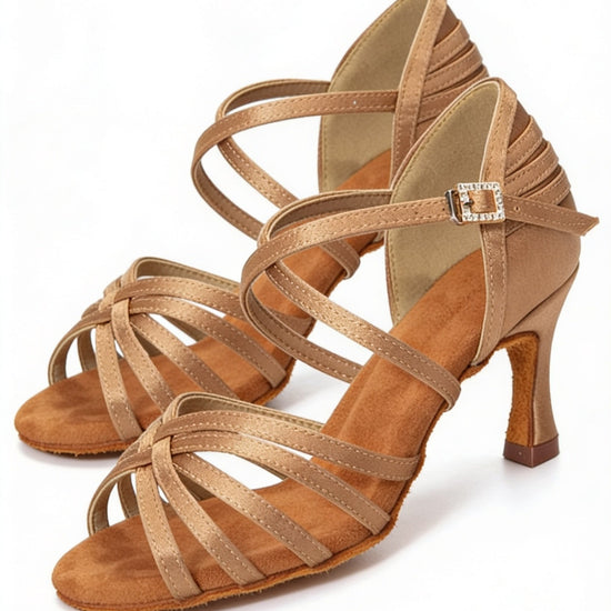 Naturfarbene Satin‑Tanzschuhe mit zarten Kreuzriemchen, die das Bein optisch verlängern und eine warme, elegante Linienführung betonen.