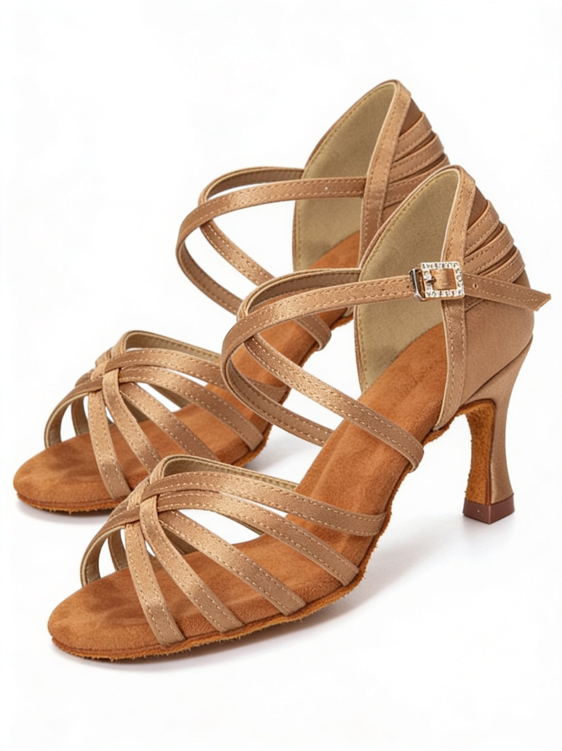 Naturfarbene Satin‑Tanzschuhe mit zarten Kreuzriemchen, die das Bein optisch verlängern und eine warme, elegante Linienführung betonen.