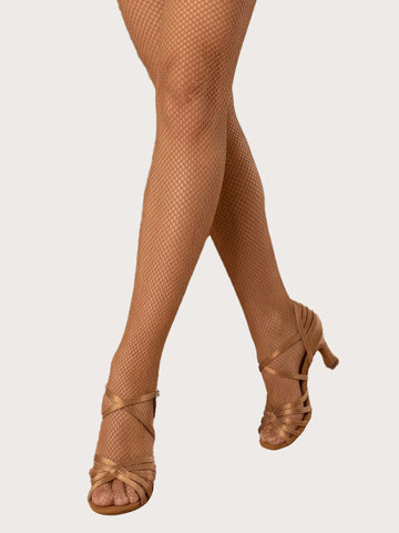 Naturfarbene Latein‑Tanzschuhe aus Satin mit offenen Zehen, Kreuzriemchen und mittlerem Absatz, getragen zu Netzstrumpfhose